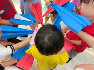 大きな紙飛行機で遊ぼう✈