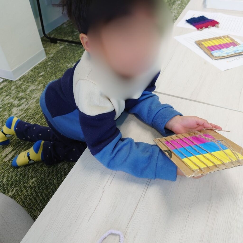 色選びから広がる♪ダンボール編みの第一歩