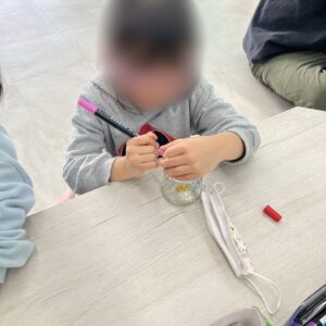 キラキラ広がる発想♪瓶アートを楽しみました