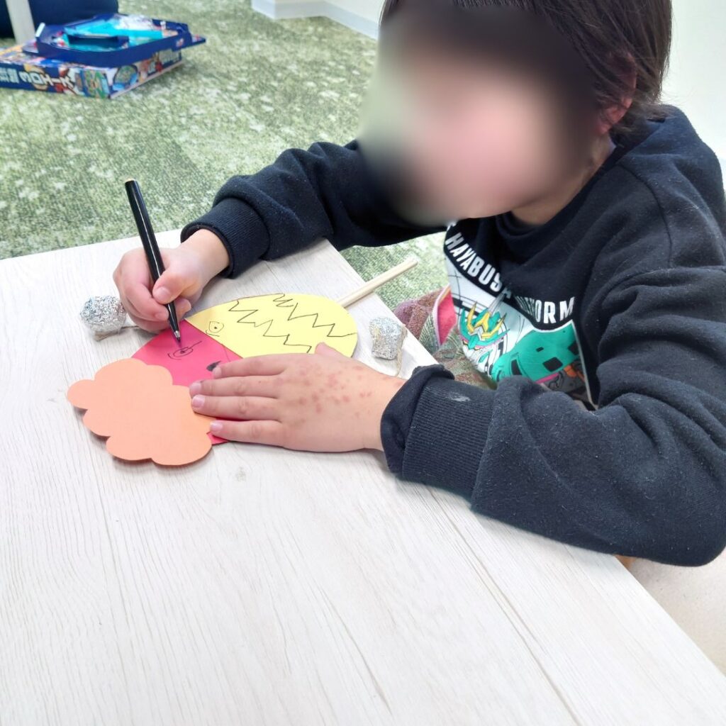 身近な素材で楽しい鬼のでんでん太鼓作り