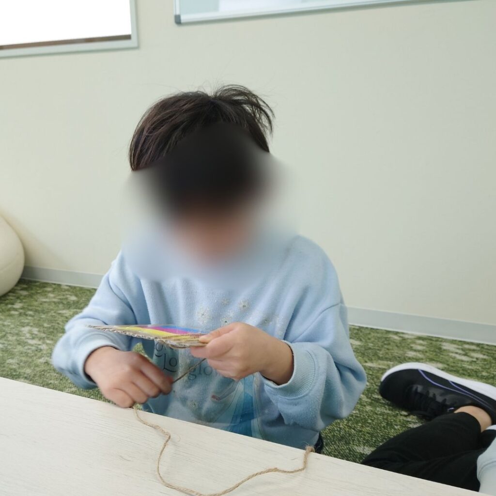 色を選んで準備スタート♪ダンボール編み体験🧶