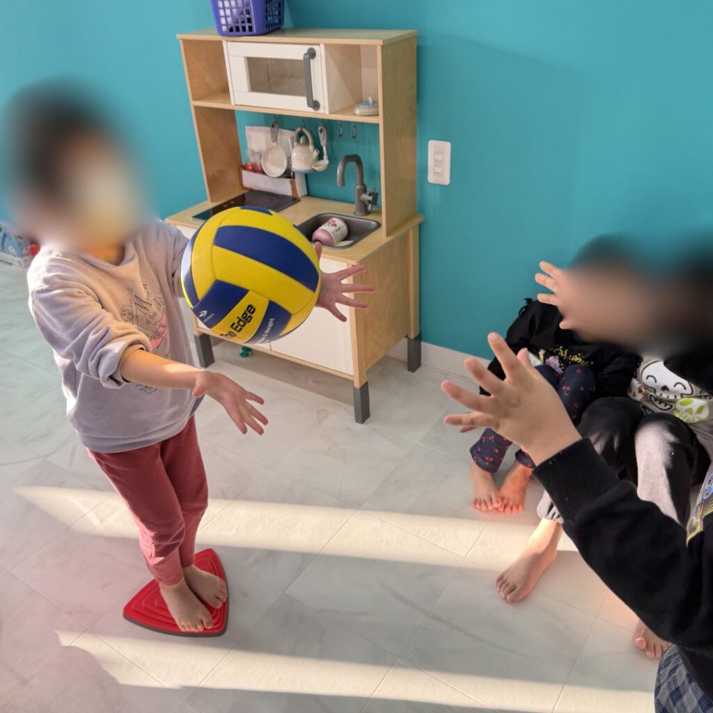 ドキドキ集中！飛び石ボールキャッチに挑戦