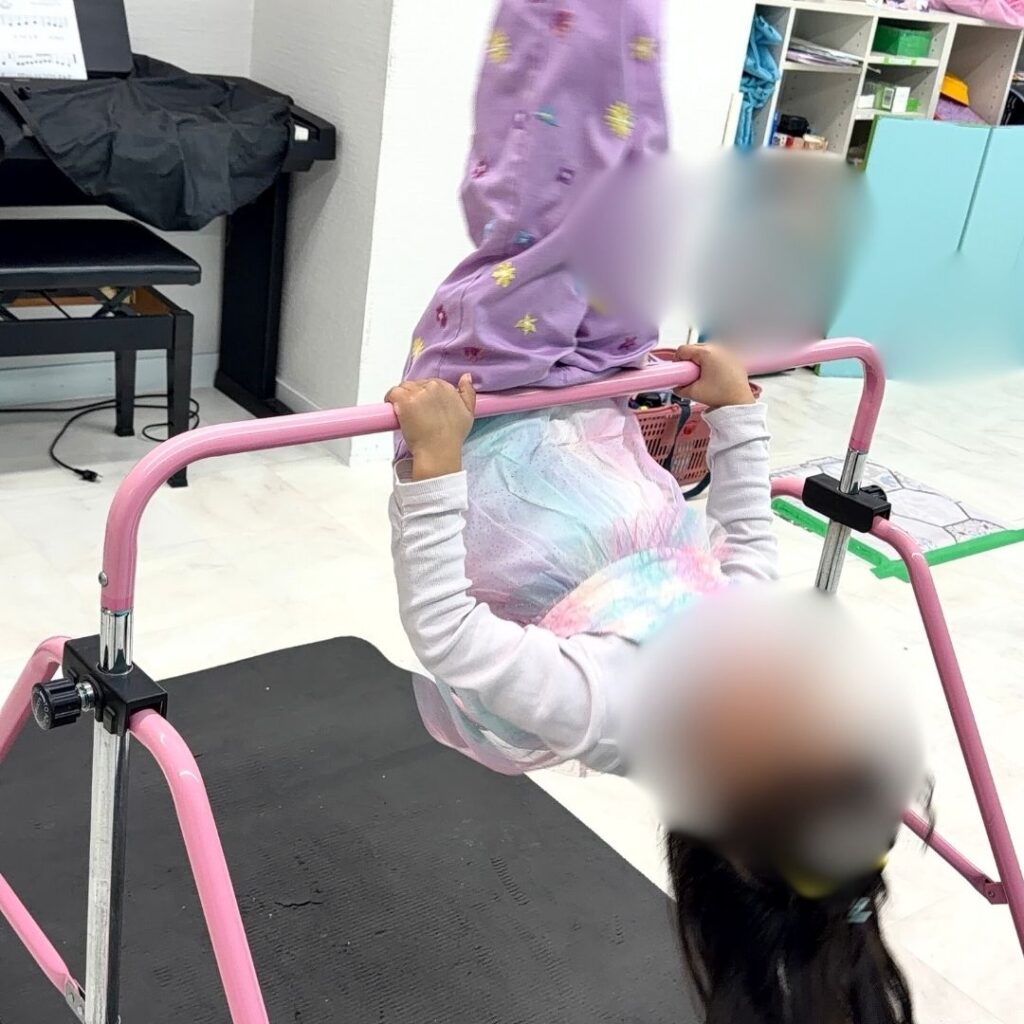 鉄棒に挑戦！できたが増えた一日✨