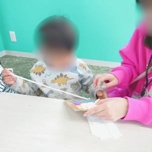 色の組み合わせを楽しむ♪段ボール編みコースターづくり