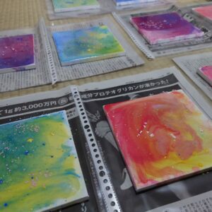 色が広がるワクワク体験♪フルイドアートに挑戦