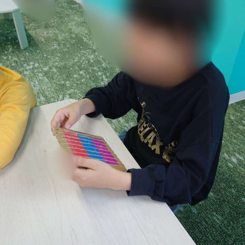 コツコツ編んで完成へ✨段ボールコースター作り