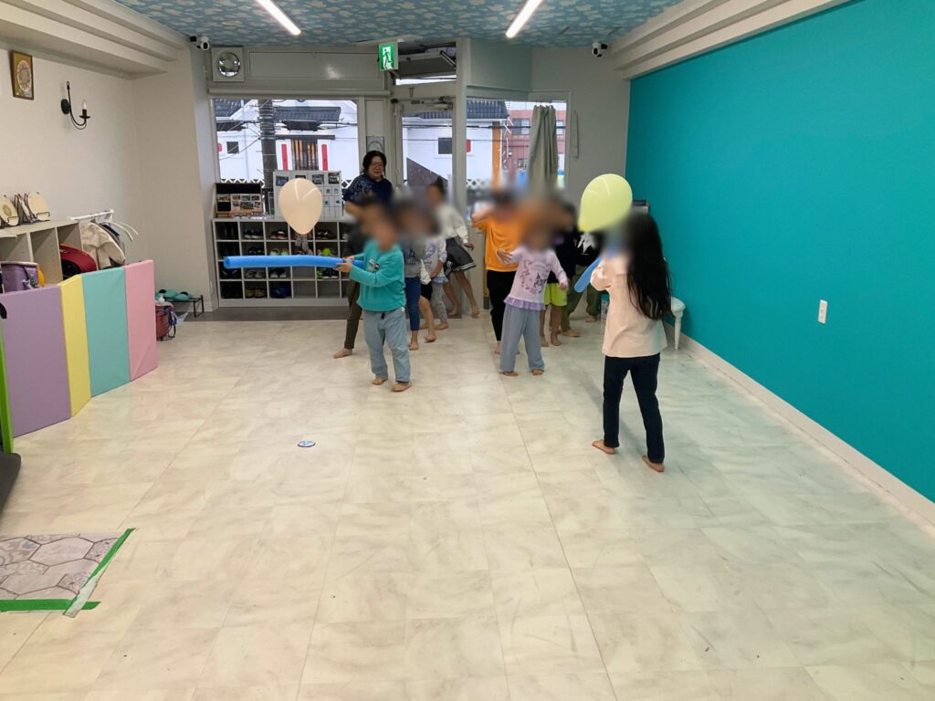 風船で遊んでいる