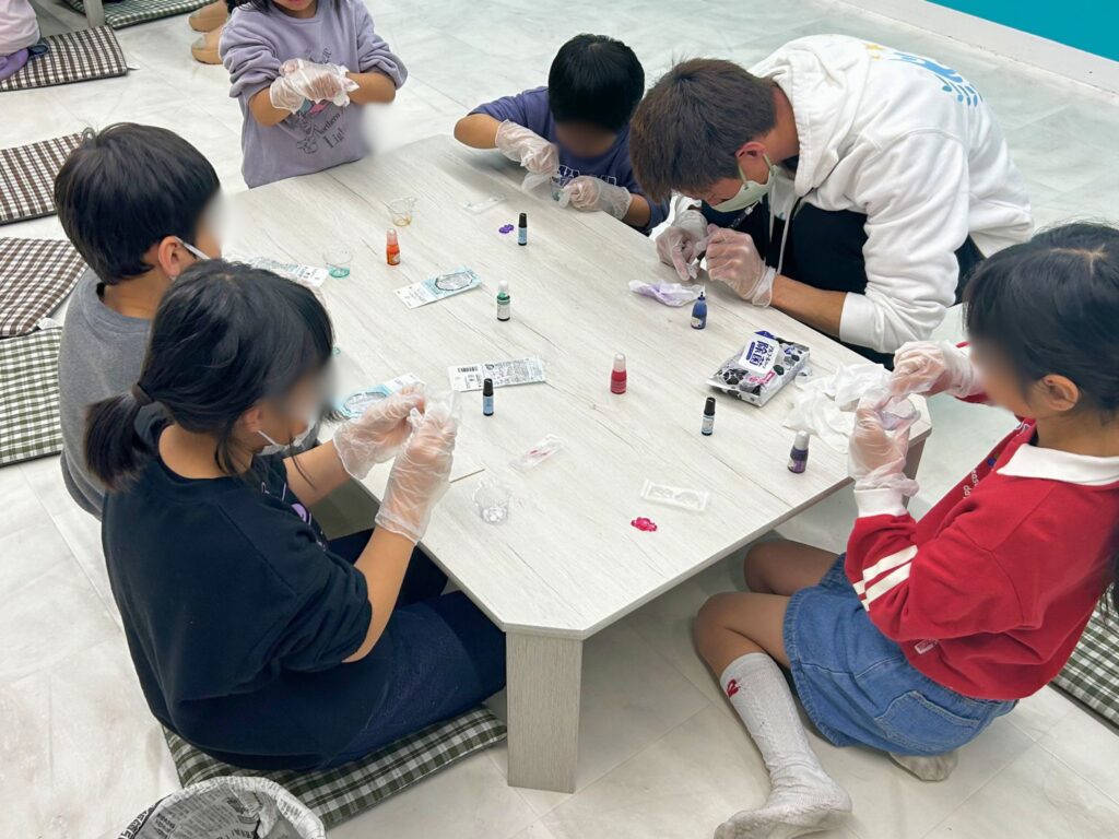 ポンポンシールを作る様子