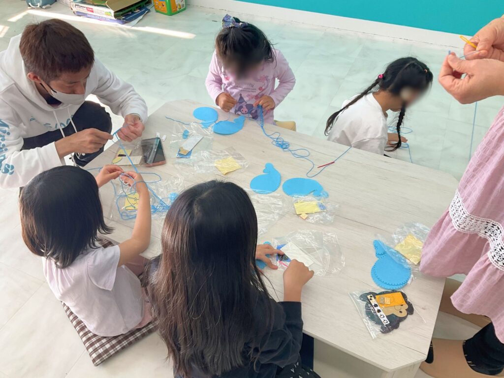 フェルトを縫っている様子