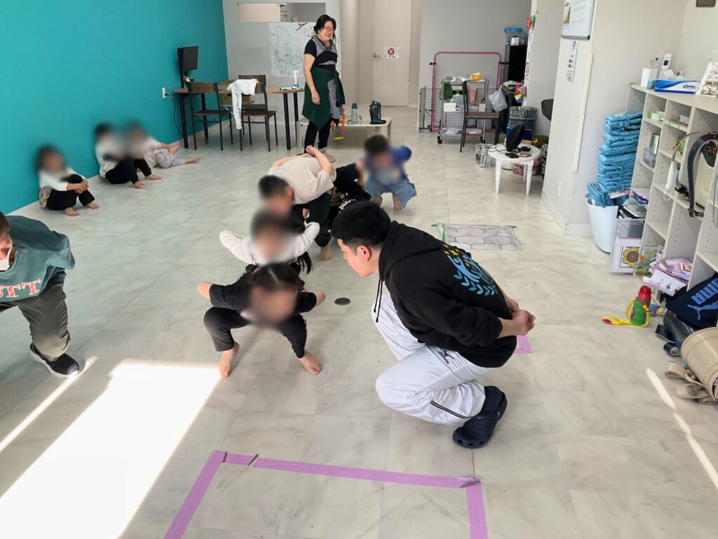 まねっこ遊びをしている