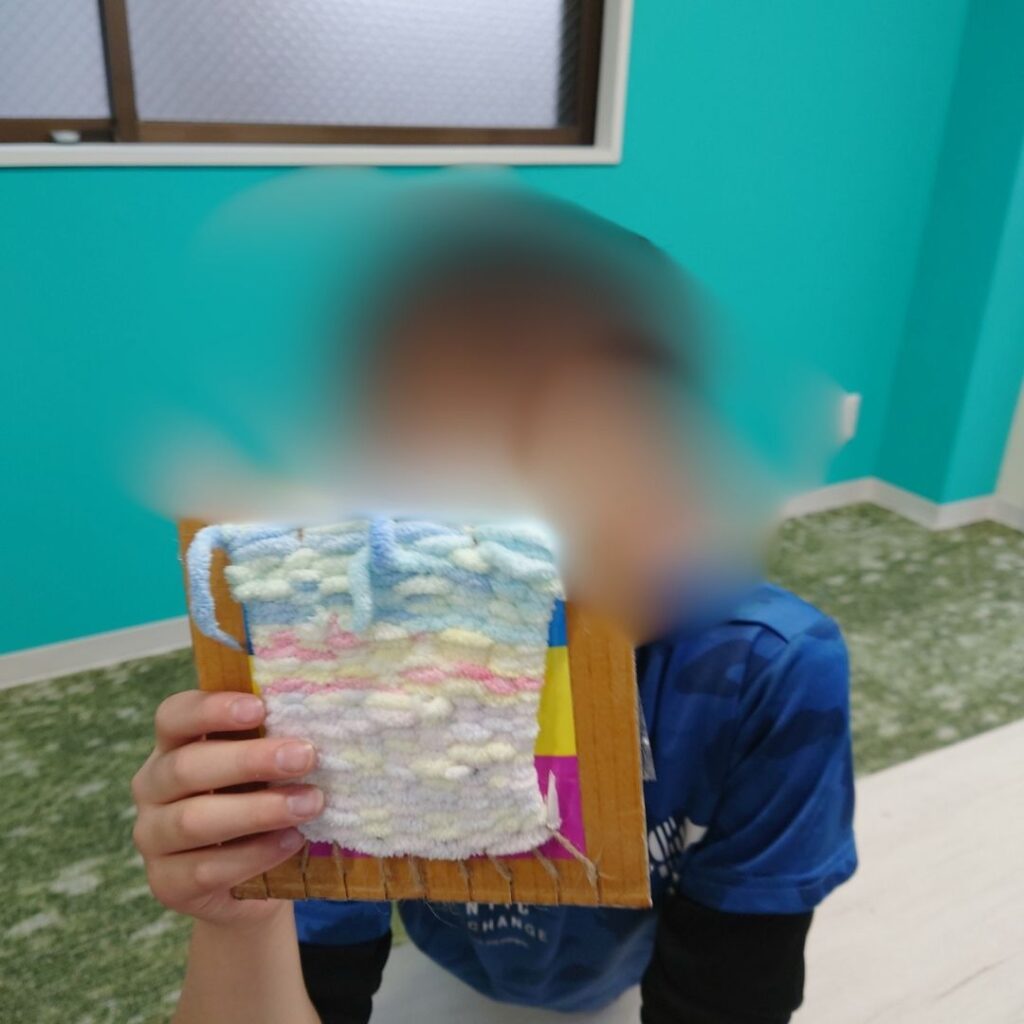 少しずつ完成へ♪段ボール編みコースターづくり