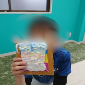 少しずつ完成へ♪段ボール編みコースターづくり