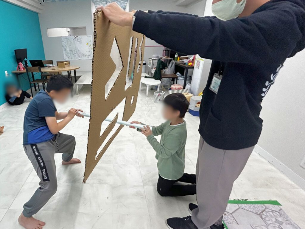 段ボールイライラ棒をしている