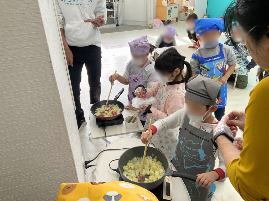 カレーの具材を炒める様子