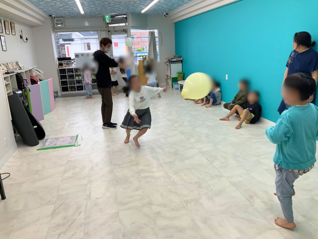 ふわふわ風船で反射神経アップ♪