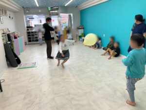 ふわふわ風船で反射神経アップ♪