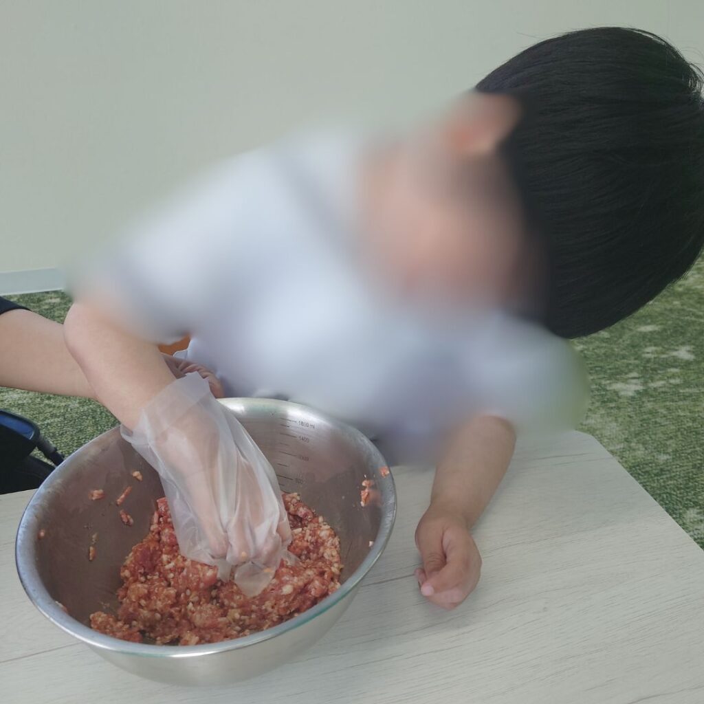 由来も学んで楽しく挑戦！餃子まん作り