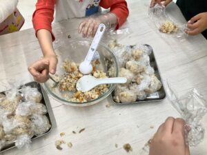 炊き込みご飯でおにぎりを作ろう🍙