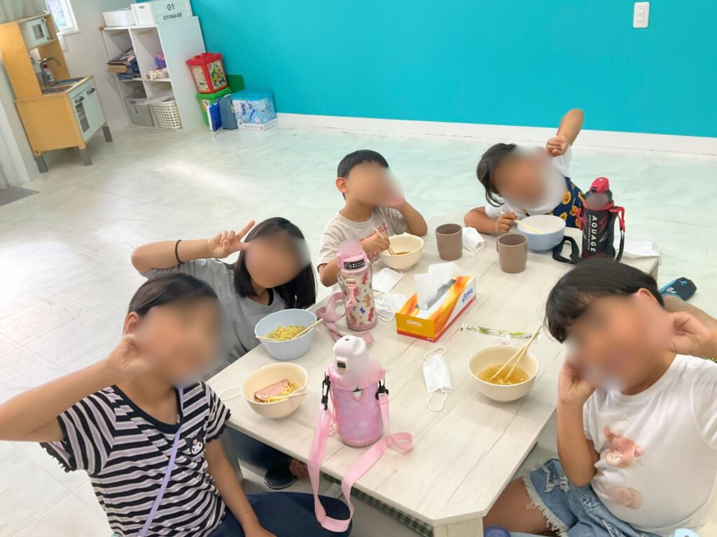ラーメンを食べている