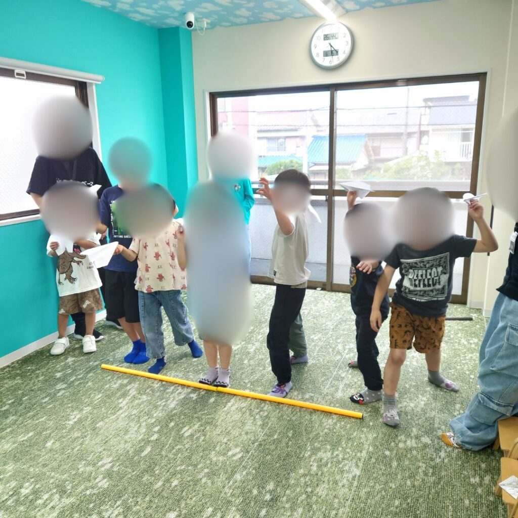 紙ひこうき大会♪