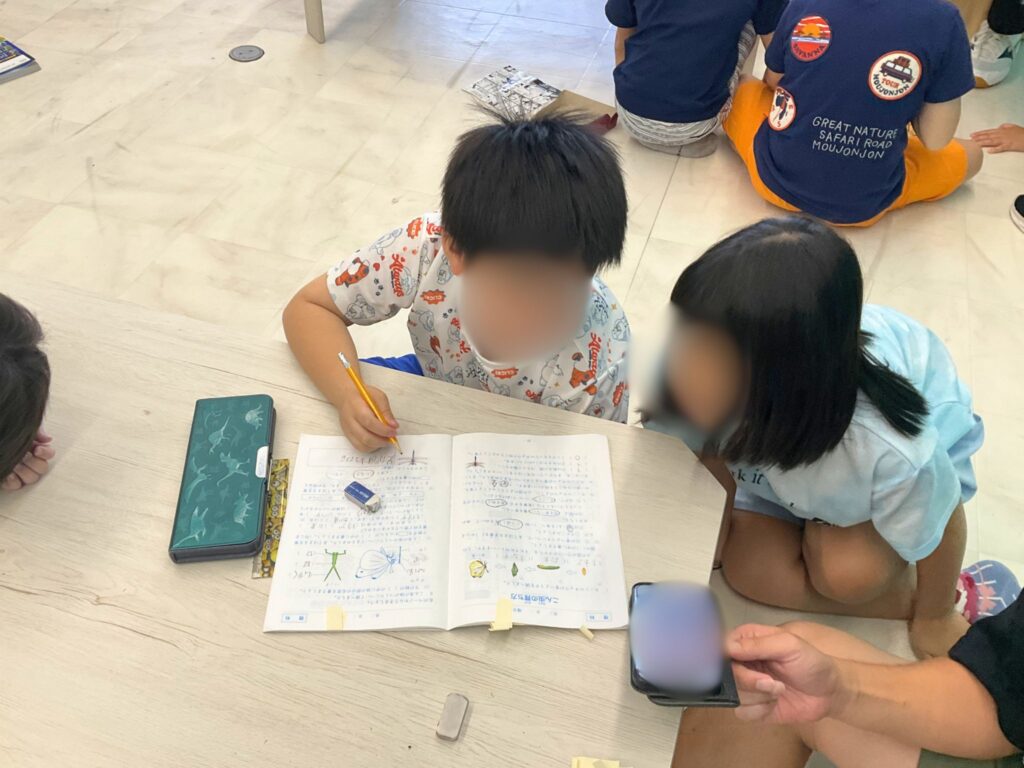 宿題をしている